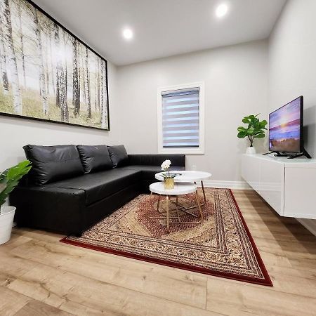 The Cozy Cove Modern King-Bedroom Full Apartment Sainte-Catherine المظهر الخارجي الصورة