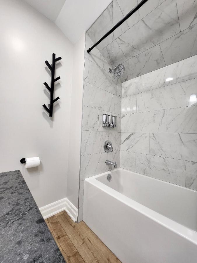 The Cozy Cove Modern King-Bedroom Full Apartment Sainte-Catherine المظهر الخارجي الصورة