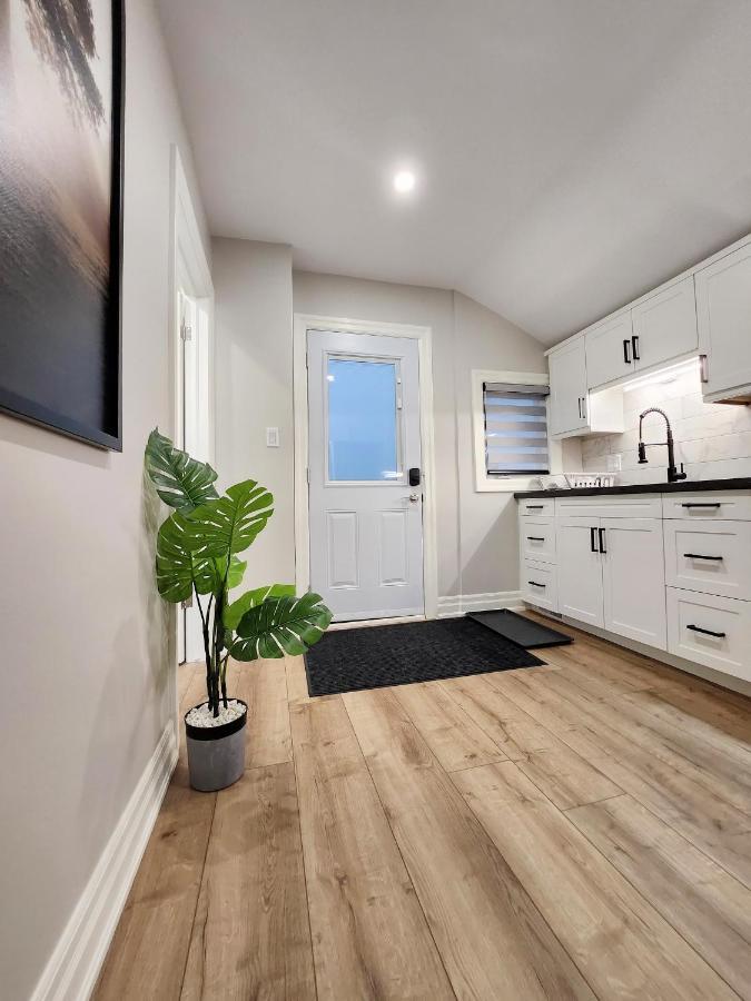 The Cozy Cove Modern King-Bedroom Full Apartment Sainte-Catherine المظهر الخارجي الصورة