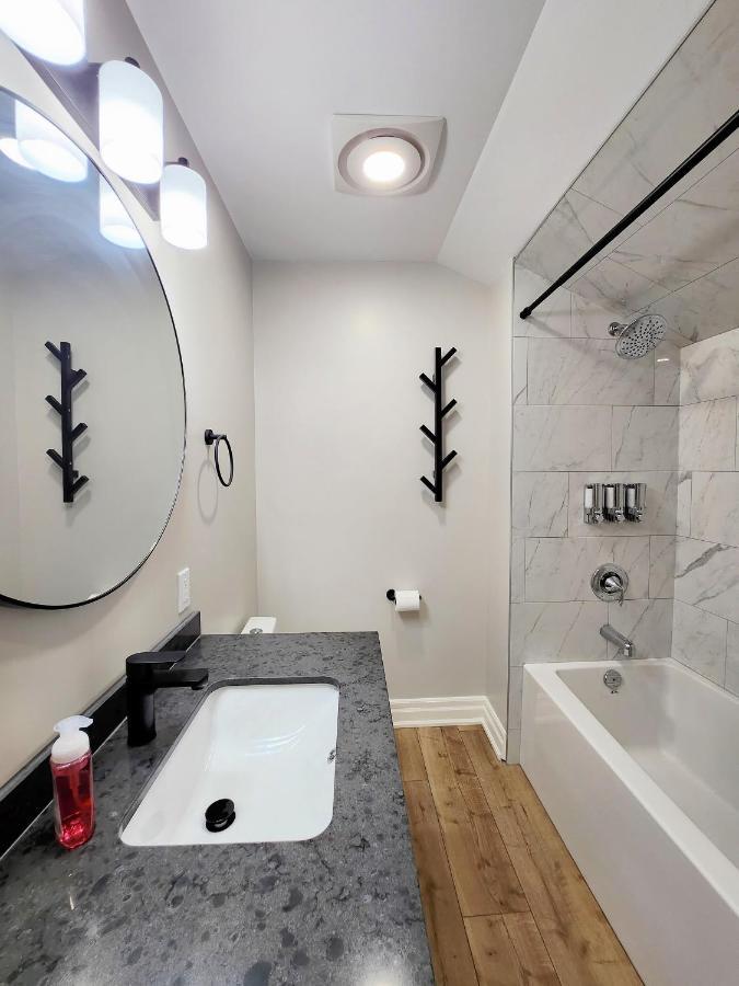 The Cozy Cove Modern King-Bedroom Full Apartment Sainte-Catherine المظهر الخارجي الصورة
