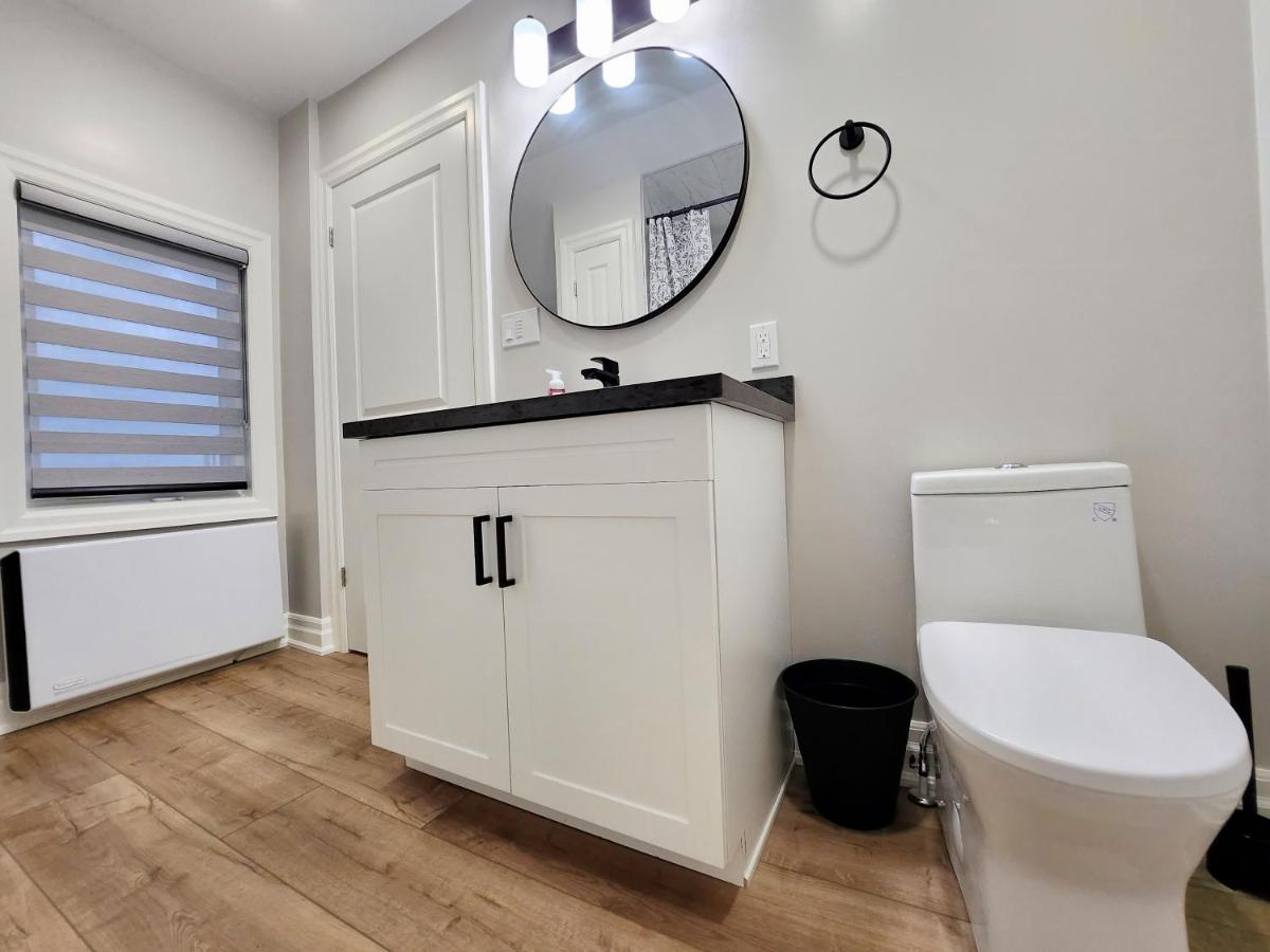 The Cozy Cove Modern King-Bedroom Full Apartment Sainte-Catherine المظهر الخارجي الصورة