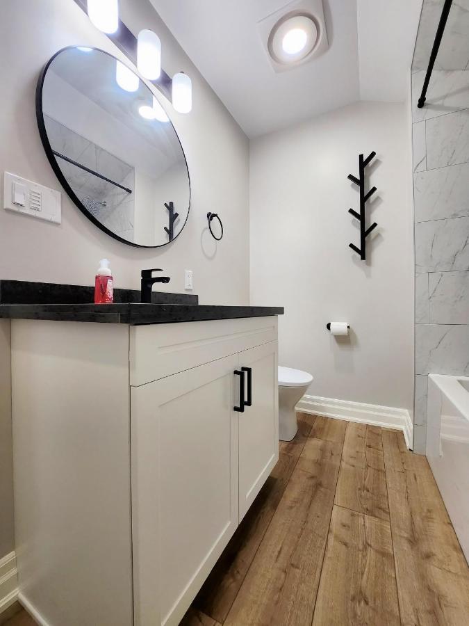 The Cozy Cove Modern King-Bedroom Full Apartment Sainte-Catherine المظهر الخارجي الصورة