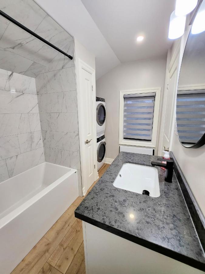 The Cozy Cove Modern King-Bedroom Full Apartment Sainte-Catherine المظهر الخارجي الصورة