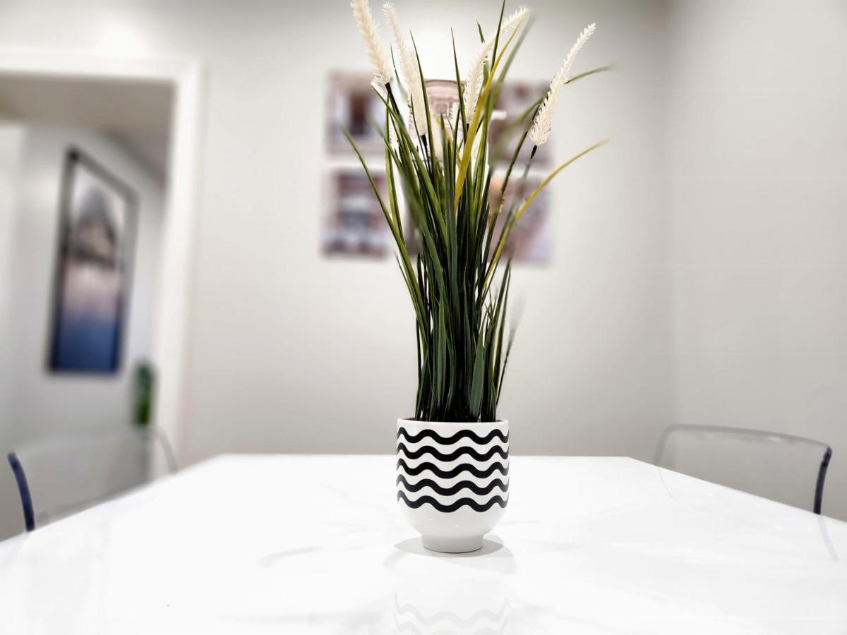 The Cozy Cove Modern King-Bedroom Full Apartment Sainte-Catherine المظهر الخارجي الصورة