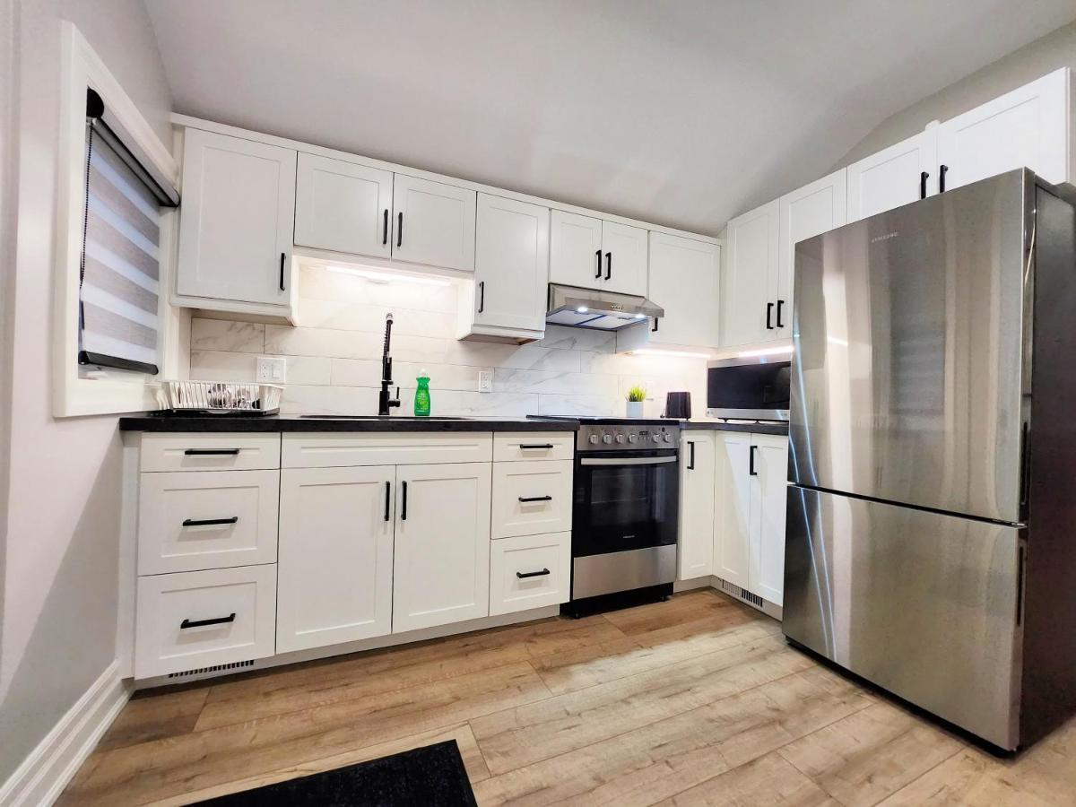 The Cozy Cove Modern King-Bedroom Full Apartment Sainte-Catherine المظهر الخارجي الصورة