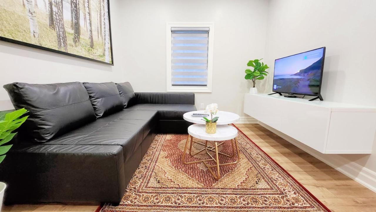The Cozy Cove Modern King-Bedroom Full Apartment Sainte-Catherine المظهر الخارجي الصورة